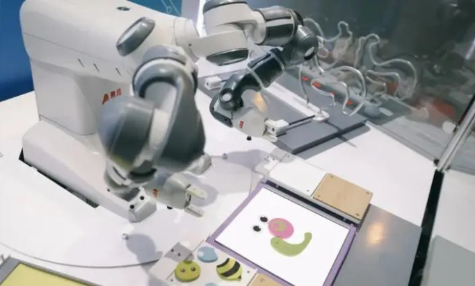 科技展品之機(jī)器人“穿針引線” 科技展品之機(jī)器人“穿針引線”